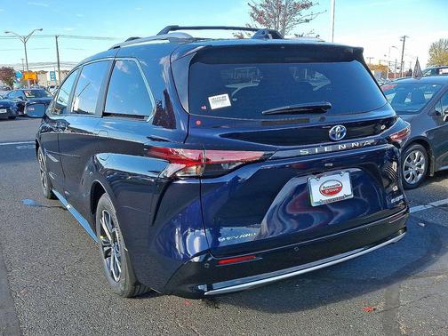 2025 Toyota Sienna Platinum