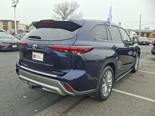 2025 Toyota Highlander Hybrid Platinum