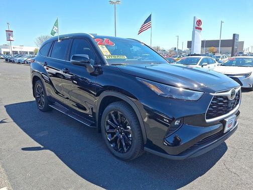 Midnight Black Metallic 2026 Toyota Highlander Hybrid XLE