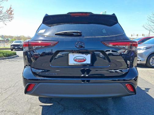 Midnight Black Metallic 2026 Toyota Highlander Hybrid XLE