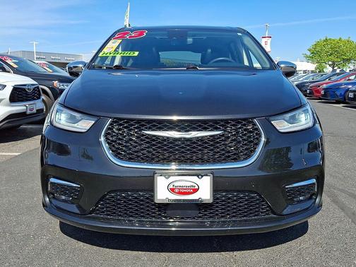 Brilliant Black Crystal Pearlcoat 2023 Chrysler Pacifica Hybrid Limited