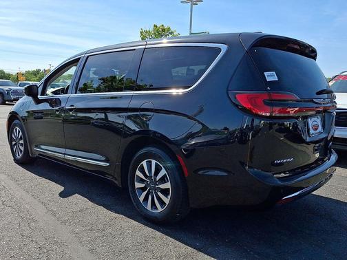 Brilliant Black Crystal Pearlcoat 2023 Chrysler Pacifica Hybrid Limited