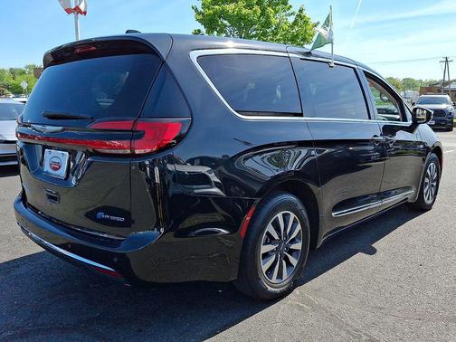 Brilliant Black Crystal Pearlcoat 2023 Chrysler Pacifica Hybrid Limited