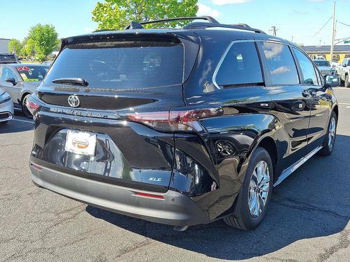 Midnight Black Metallic 2026 Toyota Sienna XLE