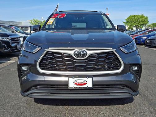 Magnetic Gray Metallic 2023 Toyota Highlander XLE