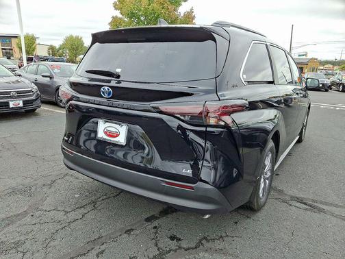 2025 Toyota Sienna LE