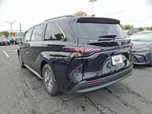 2025 Toyota Sienna LE