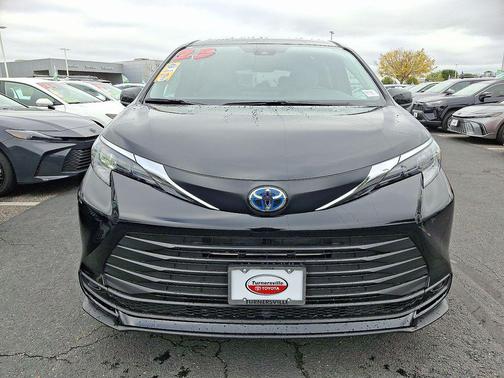 2025 Toyota Sienna LE