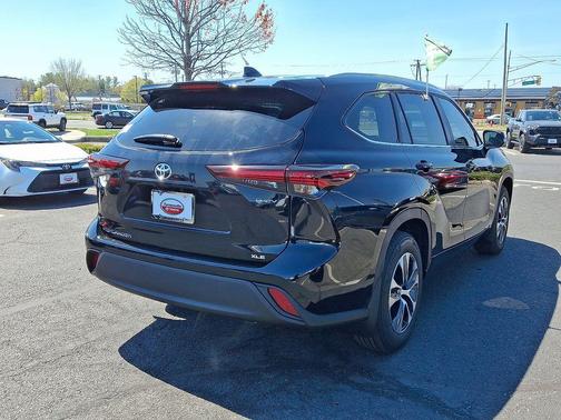 Midnight Black Metallic 2026 Toyota Highlander Hybrid XLE