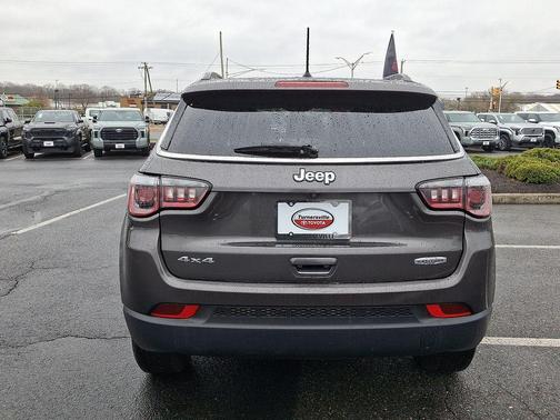 Granite Crystal Metallic Clearcoat 2018 Jeep Compass Latitude