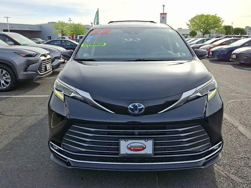 Midnight Black Metallic 2022 Toyota Sienna Platinum