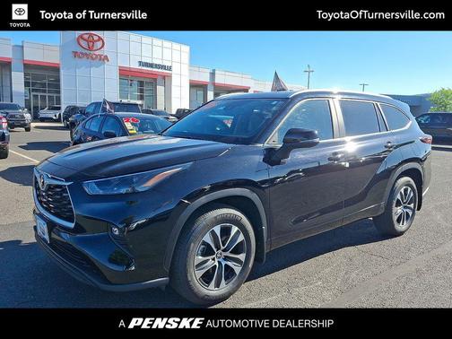 Midnight Black Metallic 2026 Toyota Highlander XLE