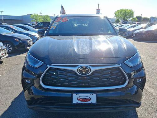 Midnight Black Metallic 2026 Toyota Highlander XLE