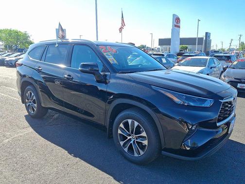 Midnight Black Metallic 2026 Toyota Highlander XLE