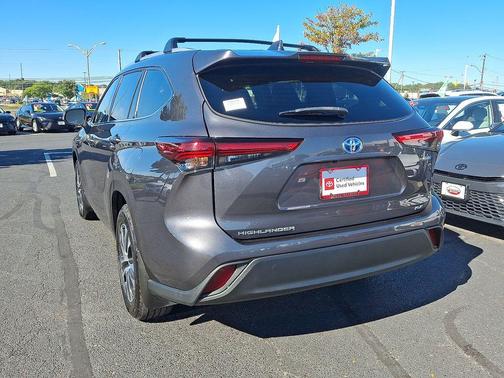 2022 Toyota Highlander Hybrid XLE