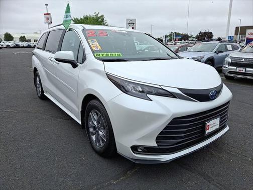 2025 Toyota Sienna XLE 8 Passenger