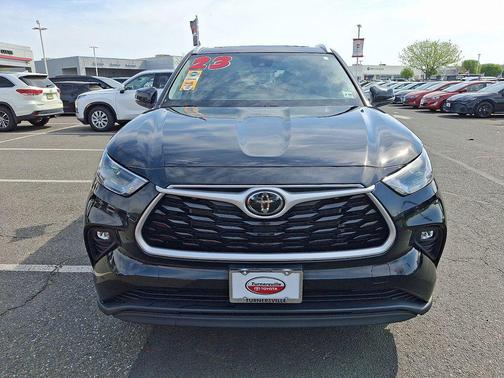 Midnight Black Metallic 2023 Toyota Highlander XLE