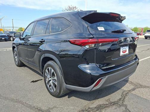 Midnight Black Metallic 2023 Toyota Highlander XLE