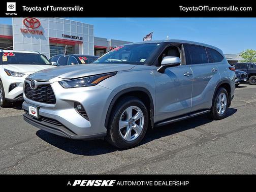 Celestial Silver Metallic 2022 Toyota Highlander LE