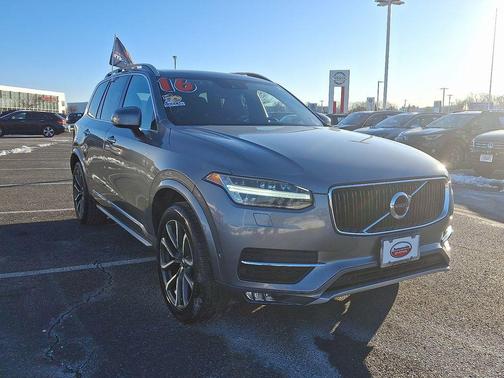 2016 Volvo XC90 T6 Momentum