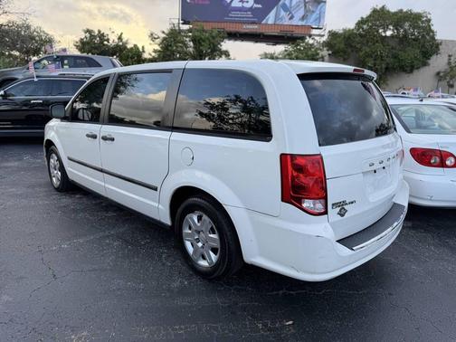 White 2013 Dodge Grand Caravan SE
