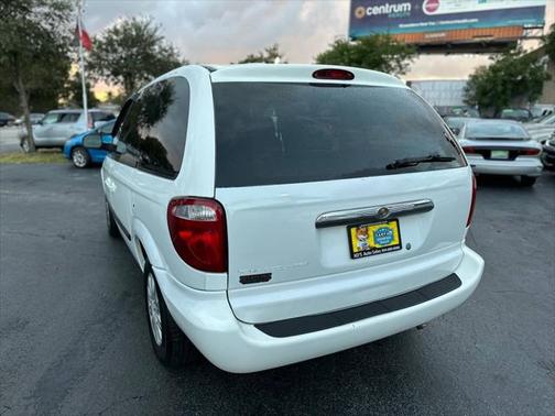 2006 Chrysler Town & Country Base