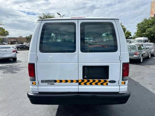 2007 Ford E350 Super Duty XL Wagon