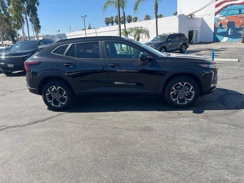 Mosaic Black Metallic 2025 Chevrolet Trax LT