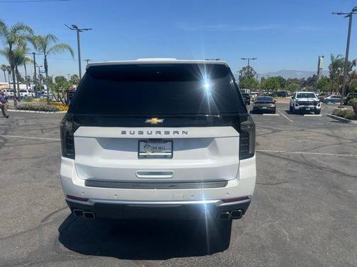 Iridescent Pearl Tricoat 2025 Chevrolet Suburban 2WD High Country