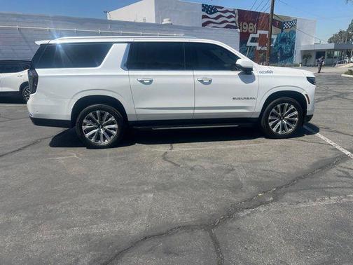 Iridescent Pearl Tricoat 2025 Chevrolet Suburban 2WD High Country