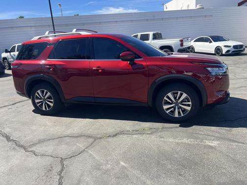 2023 Nissan Pathfinder SL FWD