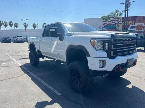 Summit White 2022 GMC Sierra 2500 AT4
