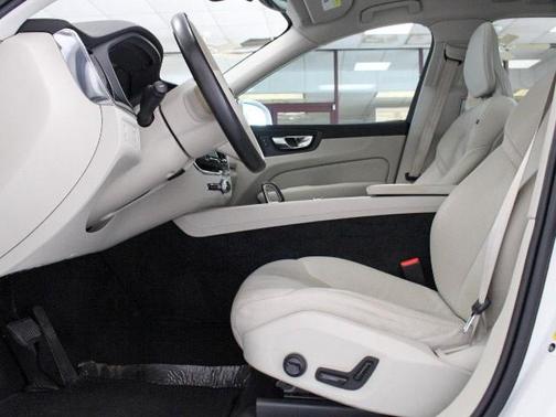 2022 Volvo XC60 B5 Momentum