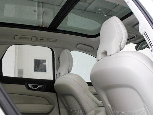 2022 Volvo XC60 B5 Momentum