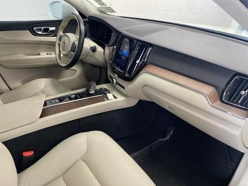 2022 Volvo XC60 B5 Momentum
