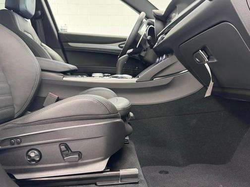 2025 Alfa Romeo Stelvio Base