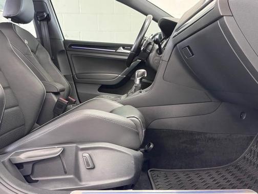 2019 Volkswagen Golf R 2.0T w/DCC & Navigation