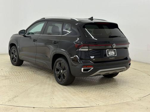 Deep Black Pearl 2025 Volkswagen Taos 1.5T SE