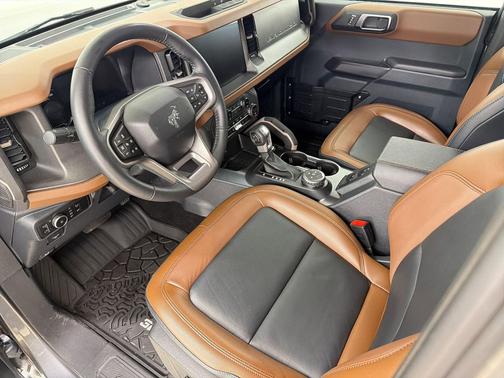 CARBONIZED GRAY METALLIC 2024 Ford Bronco Outer Banks