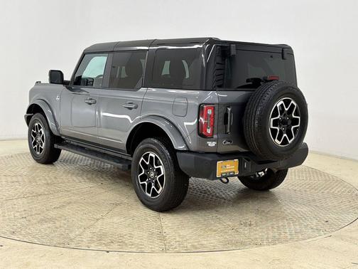 CARBONIZED GRAY METALLIC 2024 Ford Bronco Outer Banks