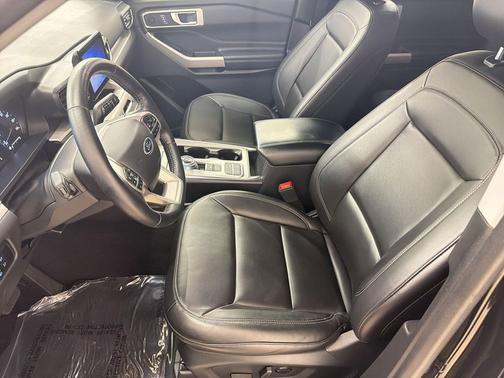 AGATE BLACK METALLIC 2023 Ford Explorer XLT