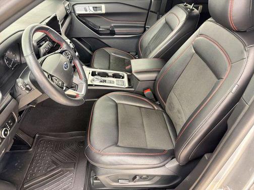 ICONIC SILVER METALLIC 2023 Ford Explorer ST-Line