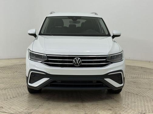 Opal White Pearl 2023 Volkswagen Tiguan 2.0T SE