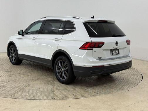 Opal White Pearl 2023 Volkswagen Tiguan 2.0T SE