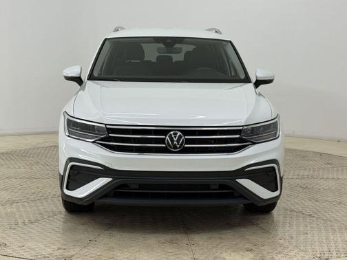 Opal White Pearl 2023 Volkswagen Tiguan 2.0T SE