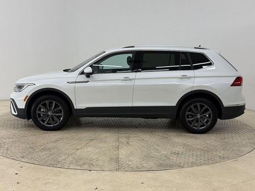 Opal White Pearl 2023 Volkswagen Tiguan 2.0T SE