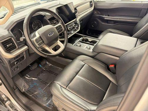 ICONIC SILVER METALLIC 2024 Ford Expedition XLT