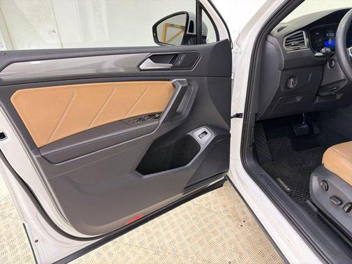 Pure White 2024 Volkswagen Tiguan 2.0T SE