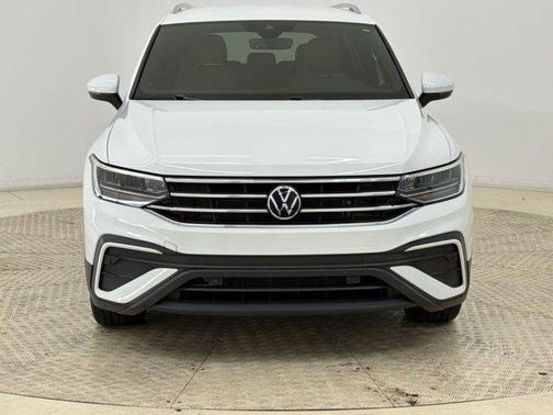 Pure White 2024 Volkswagen Tiguan 2.0T SE