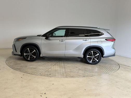 Celestial Silver Metallic 2021 Toyota Highlander XSE